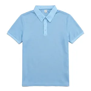Vista detallada del polo para hombre en color azul claro con tejido de nido de abeja