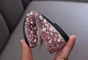Zoom sur la semelle très flexible d'une chaussure rose pour fille avec des strass