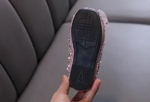 Vue détaillée de la semelle en caoutchouc antidérapante d'une chaussure rose pour fille