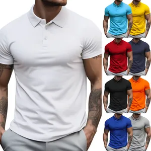 Vista dettagliata delle polo da uomo con diverse varianti di colore a tinta unita