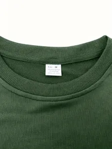 Gros plan du col de t-shirt vert foncé avec étiquette de taille et de matière
