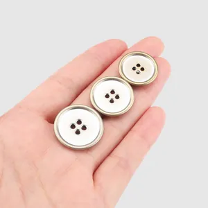Boutons en laiton vintage à 4 trous pour vêtements haut de gamme sur une main