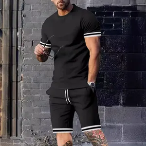 Ensemble de sport d'été 2 pièces pour hommes avec t-shirt noir et short à rayures blanches.