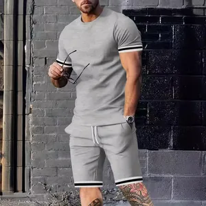 Ensemble de sport gris deux pièces pour hommes avec poignets rayés et short assorti