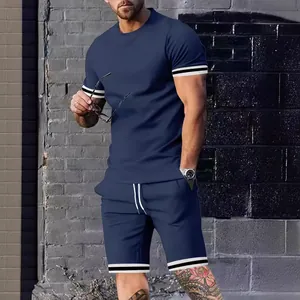 Ensemble 2 pièces d'été bleu marine pour hommes avec poignets rayés et short à cordon.