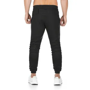 Vista trasera de pantalones deportivos negros para hombre fitness gym y running