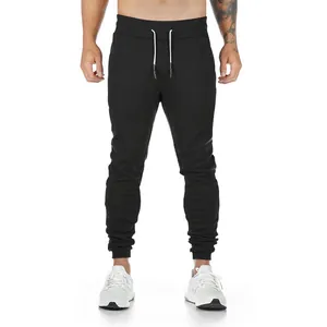 Vista detallada de pantalones de chándal negros para hombre con cordones de fitness