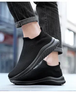 Vista laterale dettagliata delle sneaker da uomo in maglia nera senza lacci all'aperto