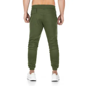 Vista trasera detallada de los pantalones jogger slim fit verde oliva para hombre y gimnasio