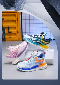 Detailansicht wasserdichter Kinder-Laufschuhe in drei Farben mit Drehverschluss-System.