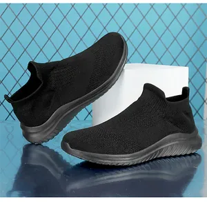 Vista dettagliata delle sneaker in maglia nera traspirante con trama mesh leggera.