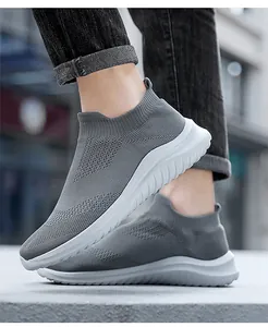 Vista ravvicinata dettagliata di scarpe slip-on in maglia grigia traspirante per uomo