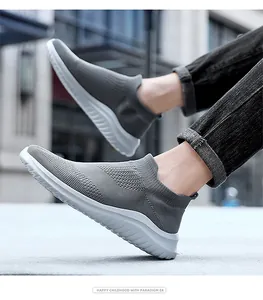 Primo piano di scarpe da ginnastica slip-on in maglia traspirante da uomo grigie
