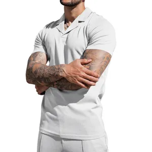 Detail van de witte wafelgebreide textuur op de zomerse casual polo-set voor heren