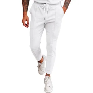 Detailweergave van de witte casual herenbroek met wafelbreisel, textuur en pasvorm