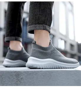 Vista dettagliata di scarpe sportive slip-on grigie e traspiranti per gli uomini