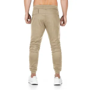 Vista trasera de joggers caqui ajustados para hombre, ideales para fitness y running.