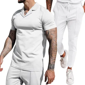 Detailweergave van wit wafelgebreid poloshirt en bijpassende broek voor heren zomersets