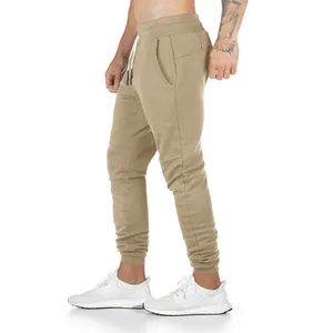 Vista lateral de joggers caqui ajustados para hombre con cordón y puños acanalados