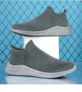 Dettaglio laterale di sneaker slip-on in maglia grigia traspirante da uomo sportiva