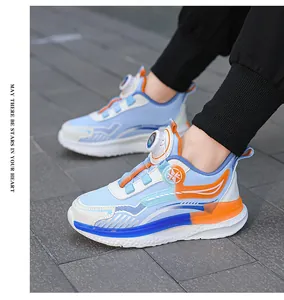 Detailansicht wasserfeste Jungen-Laufschuhe mit blau-orangen Akzenten und Drehverschluss