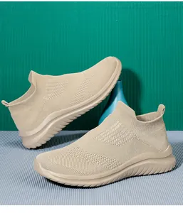 Vista dettagliata delle sneakers a calzino in maglia traspirante beige da uomo senza lacci