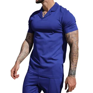 Detailopname van de blauwe wafelgebreide textuur op dit casual herenpoloset met V-hals