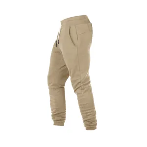 Vista lateral de pantalones deportivos caqui para hombre con cordón y puños elásticos.