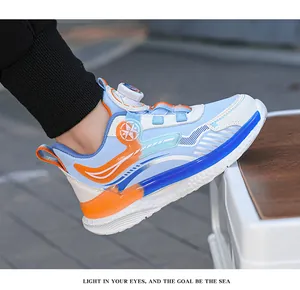 Detail von wasserdichten Sportschuhen für Jungen mit Drehverschluss in Blau und Orange