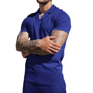 Detailopname van de blauwe heren waffle knit poloshirt en broek set textuur