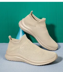 Vista dettagliata della trama delle scarpe a calzino traspiranti beige da uomo