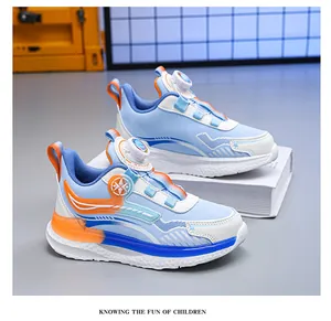 Nahaufnahme blauer Jungen-Laufschuhe mit orangefarbenem Drehverschluss-Schnürsystem