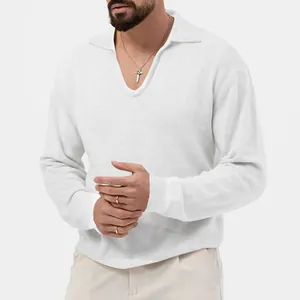 Nahaufnahme eines weißen Waffelstrick-Poloshirts mit Reverskragen und langen Ärmeln
