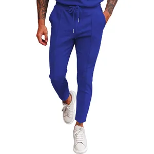 Detailweergave van de blauwe wafelgebreide vrijetijdsbroek met trekkoord en slim fit