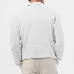Rückansicht eines weißen langärmeligen Polo-Shirts aus Waffelstrick mit Texturdetails.