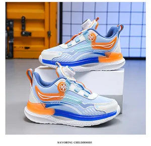 Detailaufnahme von Jungen-Sportschuhen mit Drehverschluss in Blau und Orange.