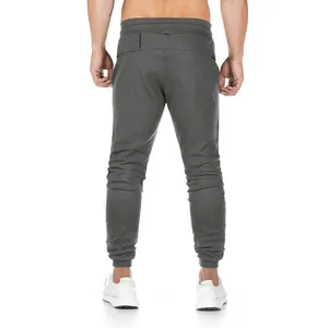 Vista posterior detallada de los pantalones deportivos ajustados gris oscuro para hombre