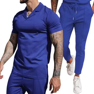 Detail van heren koningsblauw poloshirt en broek set in wafelgebreide stof zomer 2025