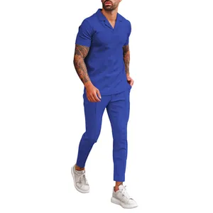 Volledig overzicht van de blauwe wafelgebreide casual set voor heren met polo en broek