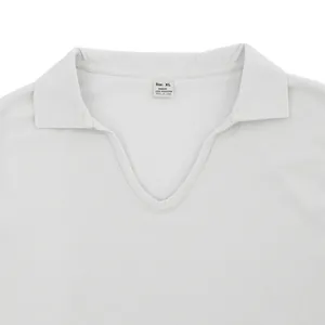 Nahaufnahme des weißen Waffel-Poloshirts mit V-Ausschnitt, Etikett und Stofftextur
