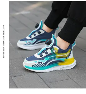 Wasserdichte Jungen-Sneaker mit Drehverschluss und bunten Einsätzen für aktives Spiel.