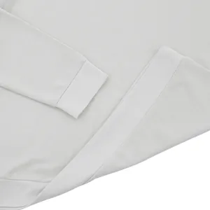 Nahaufnahme der weißen Waffelstrick-Stoffstruktur bei einem Langarm-Poloshirt für Herren.