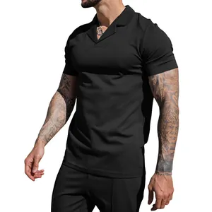 Detailweergave van zwarte wafelstructuur op heren casual poloshirt met korte mouwen