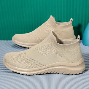 Sneakers a calzino beige traspiranti da uomo in uno stile casual e molto leggero.