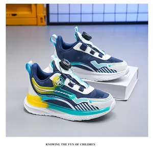 Detailansicht blauer wasserdichter Jungen-Sneaker mit Drehverschluss auf weißem Buch-Prop.