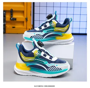 Nahaufnahme von wasserdichten Jungen-Laufschuhen mit blau-gelbem Drehverschluss-System