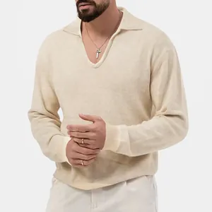 Detailansicht eines cremefarbenen Waffelstrick-Poloshirts für Herren mit entspanntem Kragen
