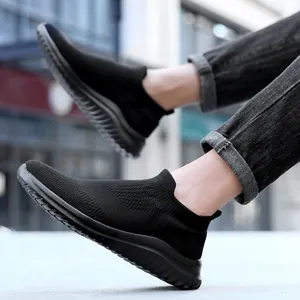 Sneakers slip-on da uomo in maglia leggera e traspirante in un contesto urbano