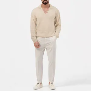 Lässiges langärmliges Waffel-Poloshirt für Herren in Beige mit cremefarbener Hose