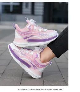 Detailansicht der pink-lila wasserfesten Kindersneaker mit dem praktischen Drehverschluss